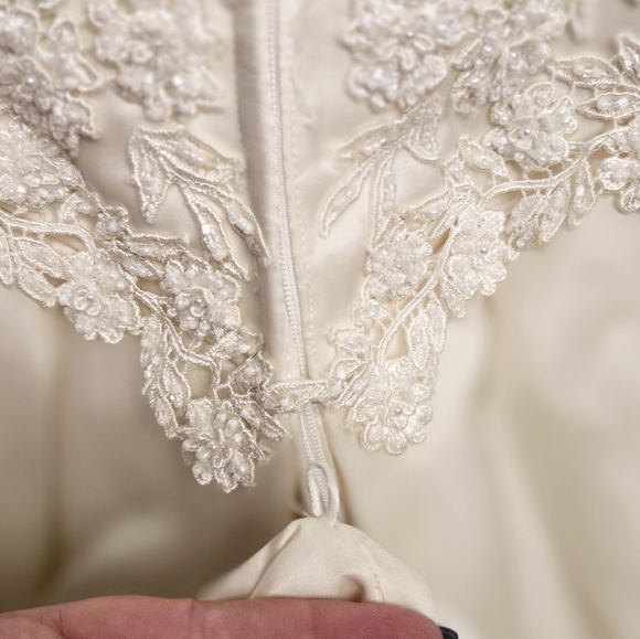 WEDDING DRESS SIZE 12 - Picture 5 of 8